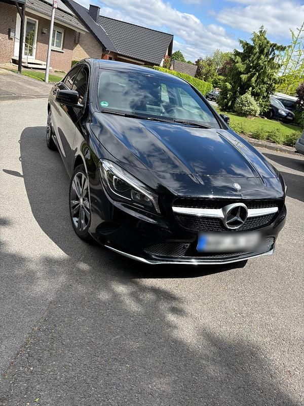 Schwarz Gebraucht 2016 Mercedes CLA180 Shooting Brake Kombi | 12.500 € (Superpreis) - Bild 1/4