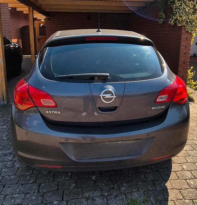 Usata Opel Astra 101 CV (74 kW) 2012 Grigio Berlina