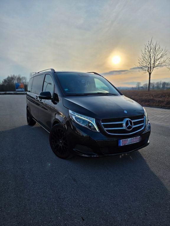 Schwarz Gebraucht 2017 Mercedes V250 Van / Kleinbus | 30.900 € (Superpreis) - Bild 1/4