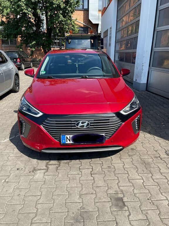 Rot Gebraucht 2018 Hyundai Ioniq Style Kleinwagen | 14.400 € (Etwas zu teuer) - Bild 1/4