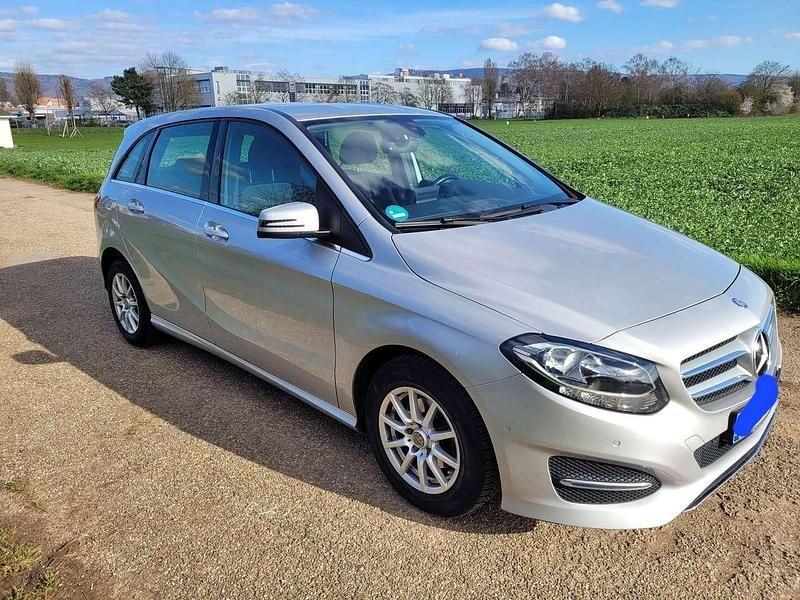 Gebraucht Mercedes B180 109 PS (80 kW) 2015 Silber Van / Kleinbus