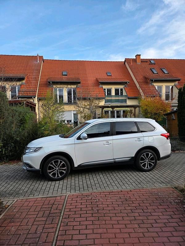 Weiß Gebraucht 2016 Mitsubishi Outlander SUV | 13.200 € (Fairer Preis) - Bild 1/4