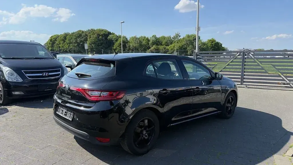 Używany Renault Mégane Play 101 KM (74 kW) 2017 Czarny Sedan/Limuzyna