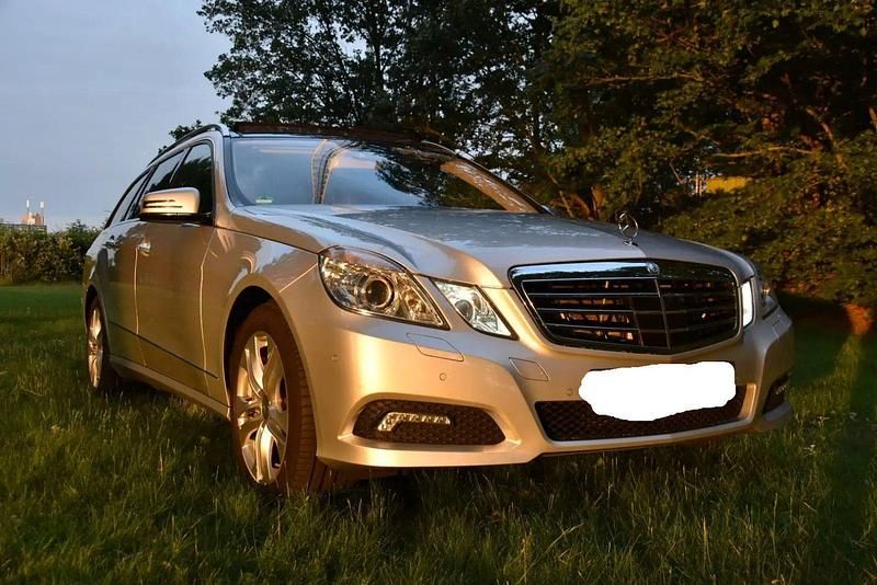 Silber Gebraucht 2010 Mercedes E500 Avantgarde Kombi | 16.500 € (Guter Preis) - Bild 1/4