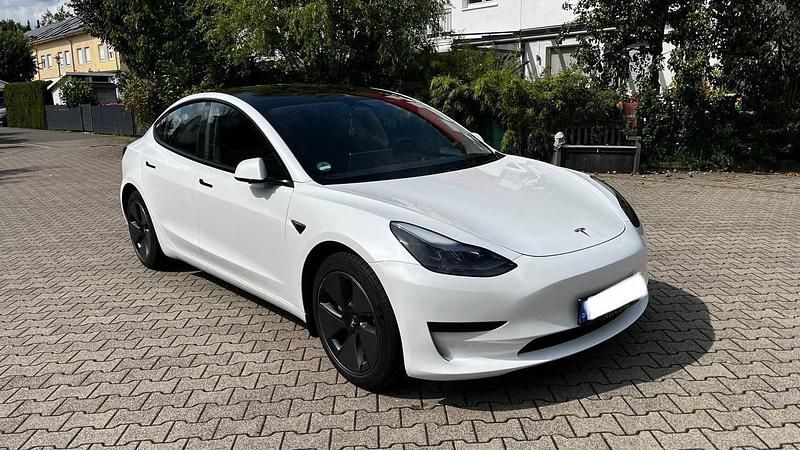 Weiß Gebraucht 2022 Tesla Model 3 Standard Range Limousine | 29.850 € (Fairer Preis) - Bild 1/4