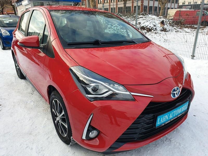 Rot Gebraucht 2018 Toyota Yaris Hybrid Team Kleinwagen | 9.999 € (Superpreis) - Bild 1/4