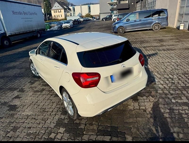 Gebraucht Mercedes A180 122 PS (89 kW) 2016 Weiß Limousine