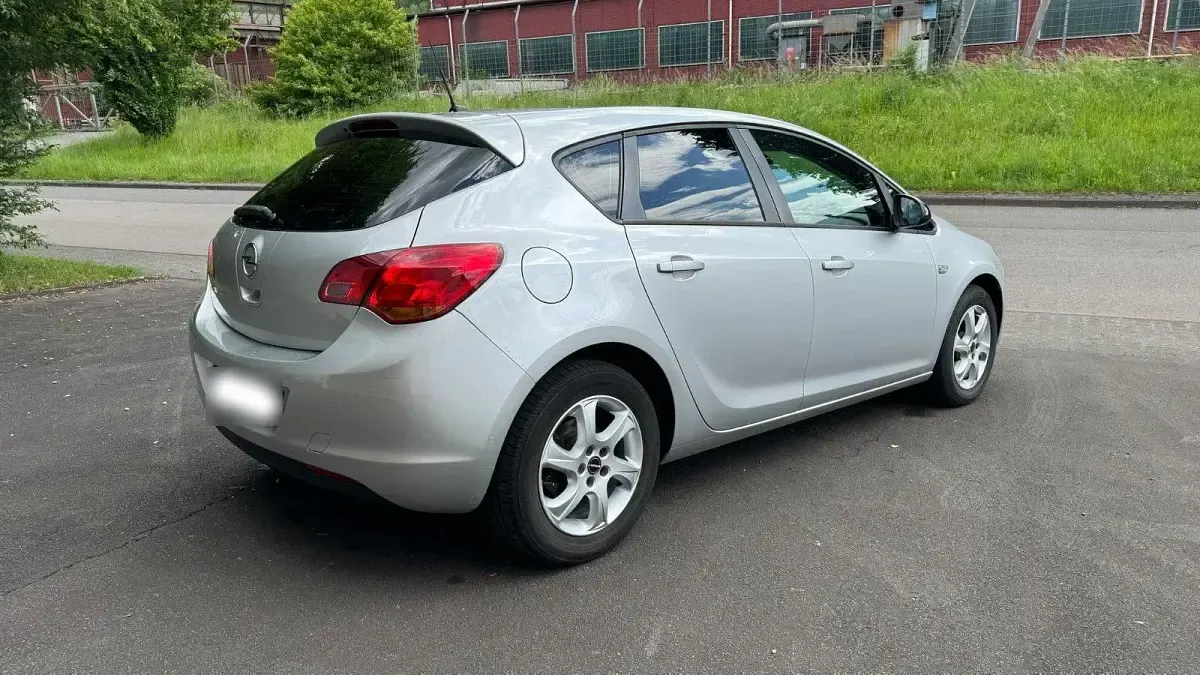 Gebraucht Opel Astra 115 PS (84 kW) 2010 Silber Limousine