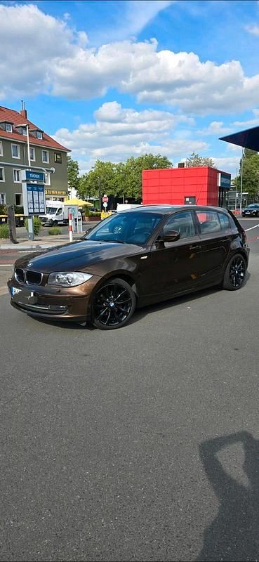 Braun Gebraucht 2010 BMW 120 Lifestyle Kleinwagen | 5.500 € (Etwas zu teuer) - Bild 1/4