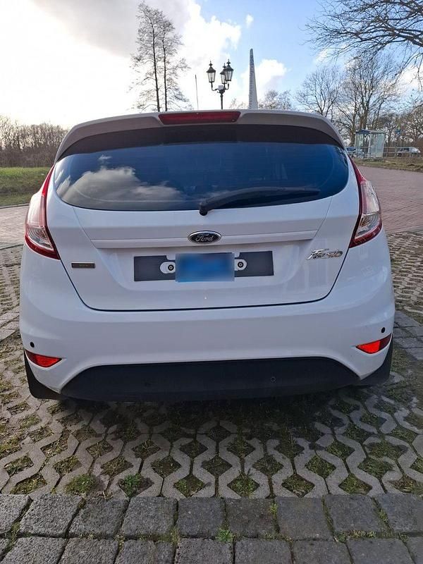 Gebraucht Ford Fiesta 101 PS (74 kW) 2015 Weiß Kleinwagen