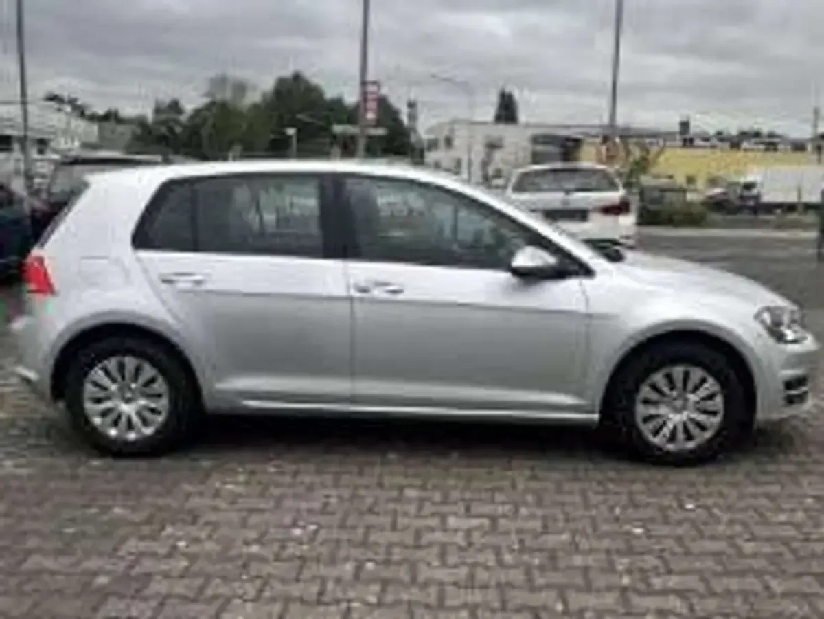 Gebraucht VW Golf VII Trendline 110 PS (80 kW) 2015 Reflexsilber metallic Kleinwagen