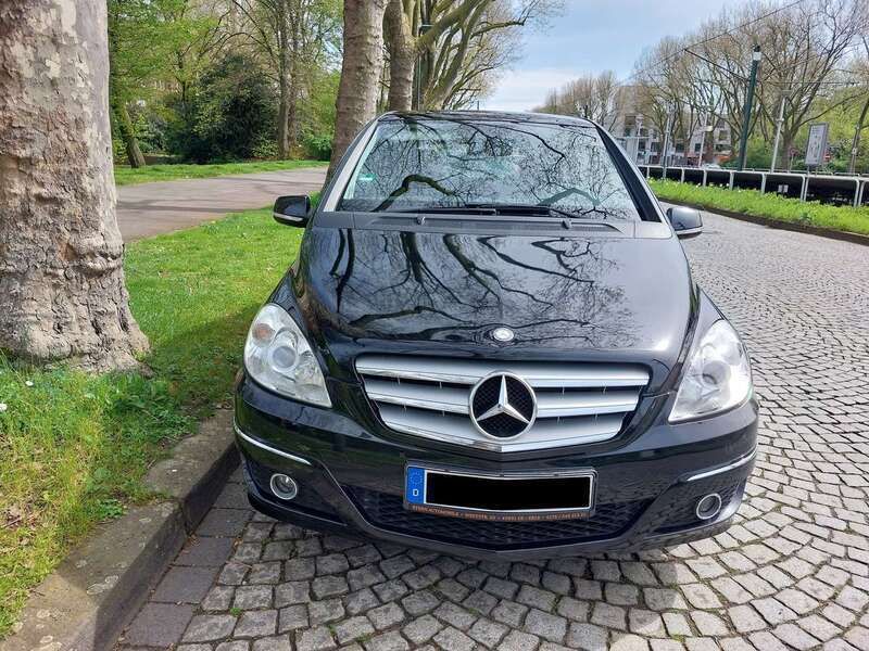 Schwarz Gebraucht 2011 Mercedes B180 Van / Kleinbus | 4.100 € (Fairer Preis) - Bild 1/1