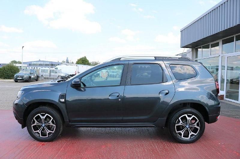 Grau Gebraucht 2021 Dacia Duster Celebration SUV | 17.990 € (Fairer Preis) - Bild 1/4