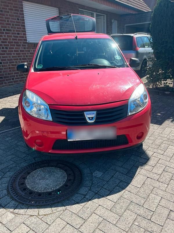 Rot Gebraucht 2010 Dacia Sandero Limousine | 1.000 € - Bild 1/4