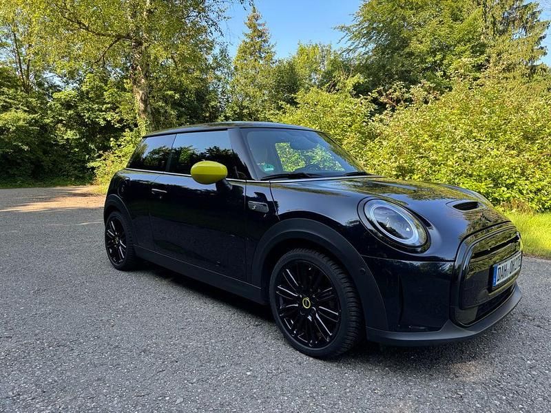 Schwarz Gebraucht 2021 Mini Cooper SE Kleinwagen | 18.999 € (Etwas zu teuer) - Bild 1/4
