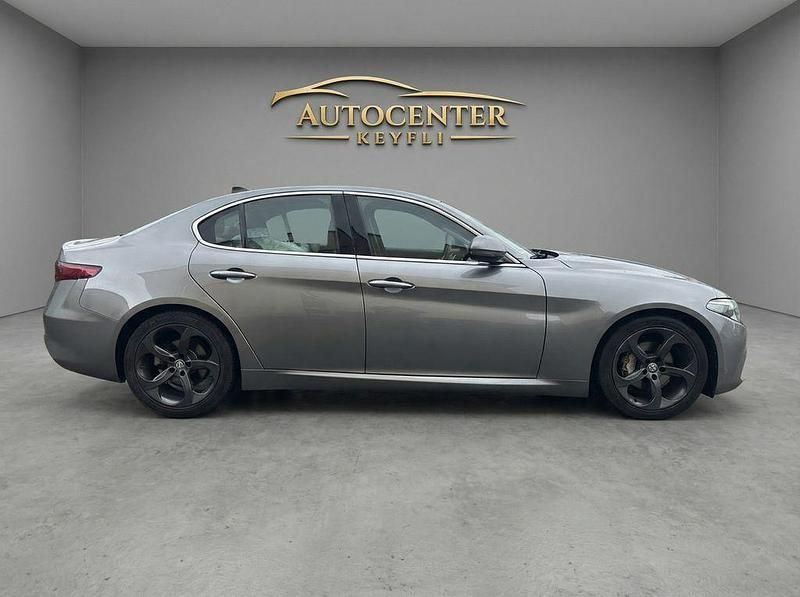 Gebraucht Alfa Romeo Giulia Super 179 PS (131 kW) 2016 Grau Limousine