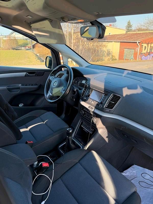 Second-hand VW Sharan 150 CP (110 kW) 2012 Albastru Monovolum