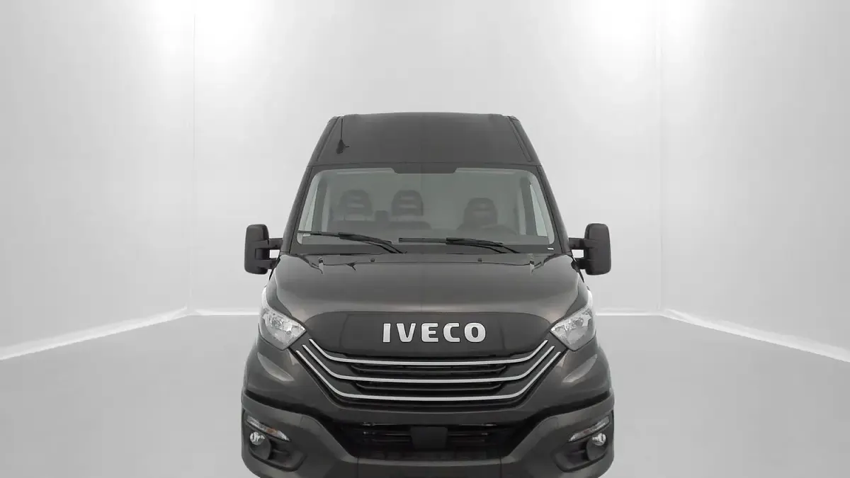 Second-hand Iveco Daily 156 CP (114 kW) 2022 Negru Van
