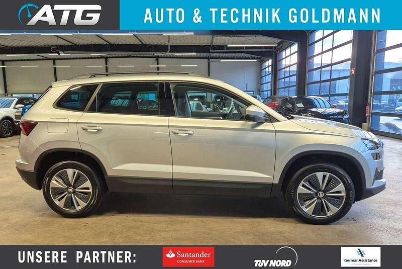 Brilliant silber Gebraucht 2023 Skoda Karoq Ambition SUV | 27.950 € (Superpreis) - Bild 1/4