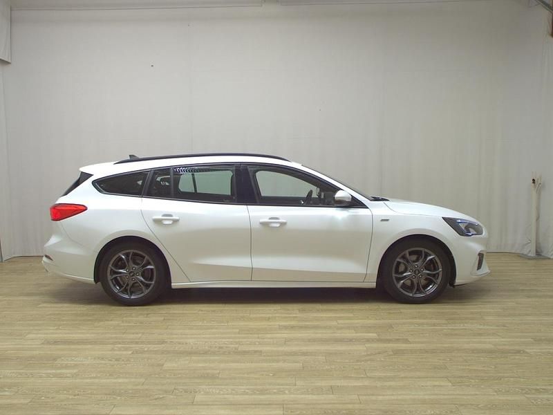 Weiss Gebraucht 2021 Ford Focus ST-Line Kombi | 9.980 € (Fairer Preis) - Bild 1/4