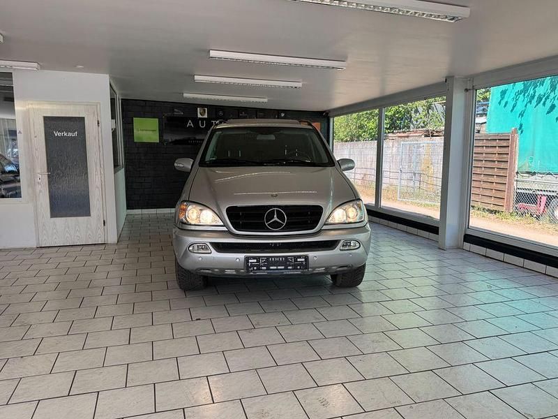 Brillantsilber metalliclack Gebraucht 2004 Mercedes ML270 SUV | 11.999 € - Bild 1/4