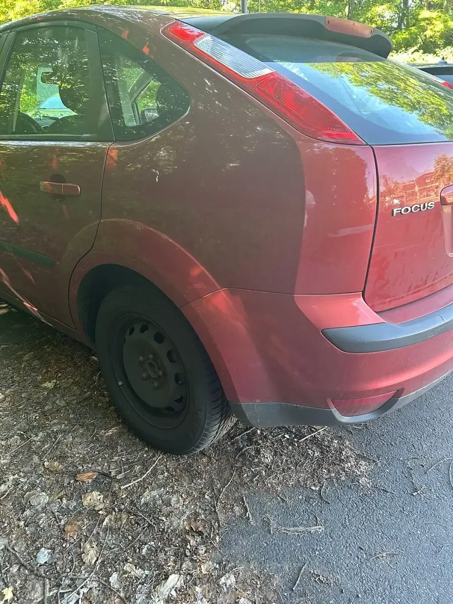 Używany Ford Focus 101 KM (74 kW) 2007 Czerwony Sedan/Limuzyna
