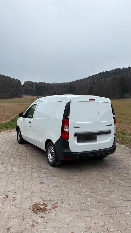 Gebraucht Dacia Dokker 102 PS (75 kW) 2017 Weiß Van / Kleinbus