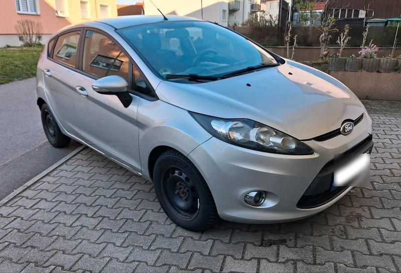 Gebraucht Ford Fiesta 95 PS (69 kW) 2012 Silber Kleinwagen