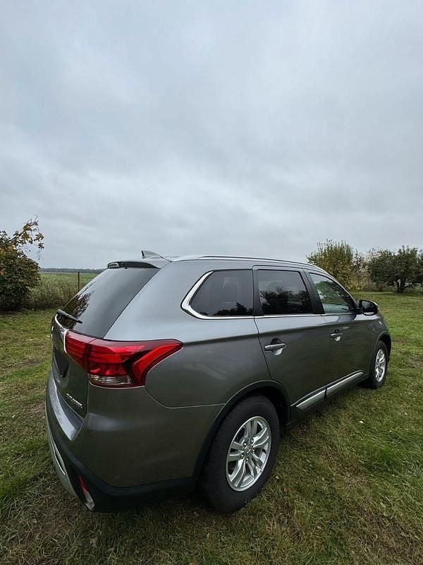 Gebraucht Mitsubishi Outlander Diamant Edition 150 PS (110 kW) 2019 Grau SUV