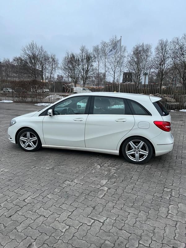 Gebraucht Mercedes B180 122 PS (89 kW) 2014 Weiß Van / Kleinbus