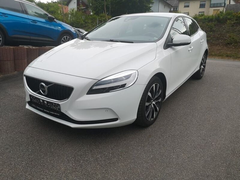 Gebraucht Volvo V40 Momentum 122 PS (89 kW) 2019 Weiß Kombi