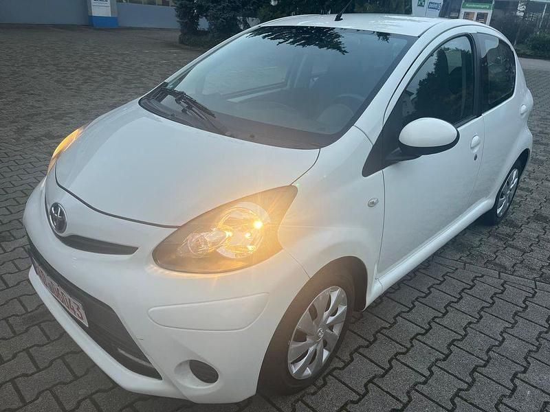 Gebraucht Toyota Aygo Cool 68 PS (50 kW) 2012 Weiß Kleinwagen