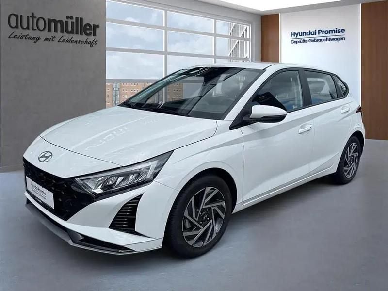 Weiß Gebraucht 2024 Hyundai i20 Trend Limousine | 18.821 € (Fairer Preis) - Bild 1/4