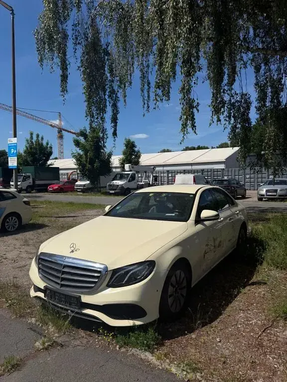 Gebraucht Mercedes E200 160 PS (117 kW) 2019 Gelb Limousine