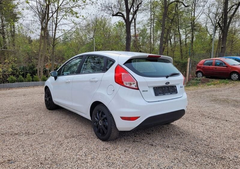Gebraucht Ford Fiesta 101 PS (74 kW) 2017 Frostweiß Kleinwagen