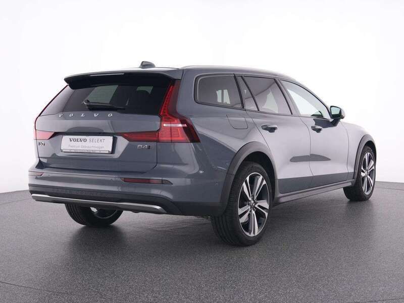 Gebraucht Volvo V60 CC Plus 197 PS (144 kW) 2023 Thunder grey / metallic Kombi