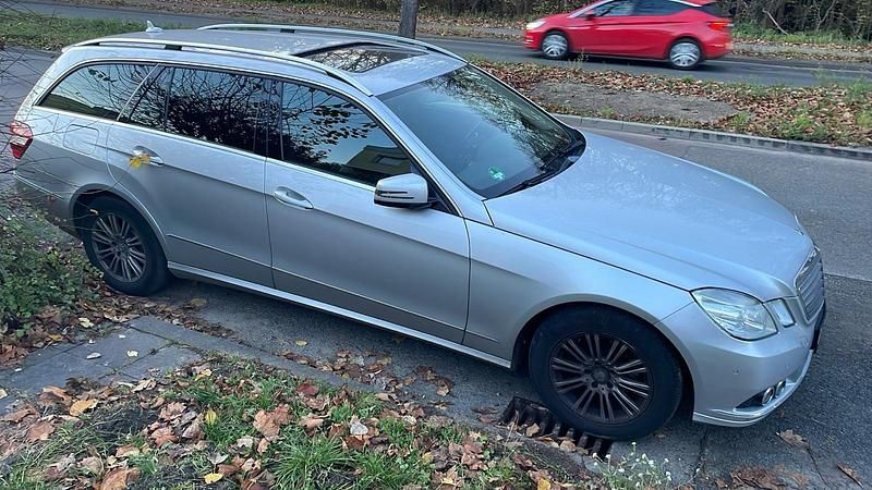 Silber Gebraucht 2012 Mercedes E220 Kombi | 9.000 € (Superpreis) - Bild 1/4