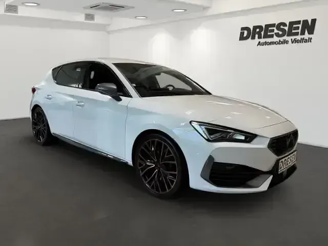 Używany Cupra Leon VZ 245 KM (180 kW) 2024 Biały Sedan/Limuzyna