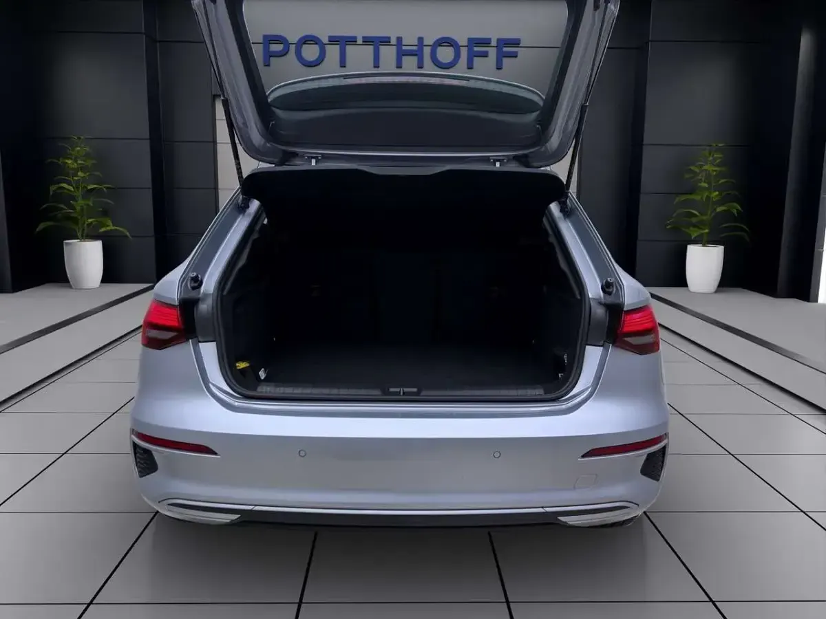 Second-hand Audi A3 Advanced 150 CP (110 kW) 2024 Argintiu Berlinǎ