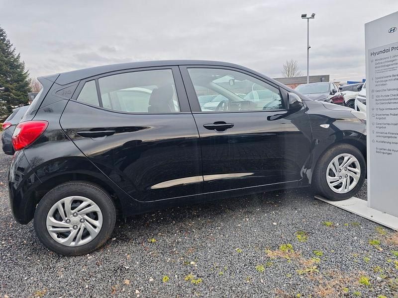 Gebraucht Hyundai i10 Select 63 PS (46 kW) 2024 Schwarz Kleinwagen