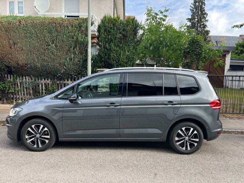 Grau Gebraucht 2019 VW Touran IQ Drive Van / Kleinbus | 21.800 € (Guter Preis) - Bild 1/4