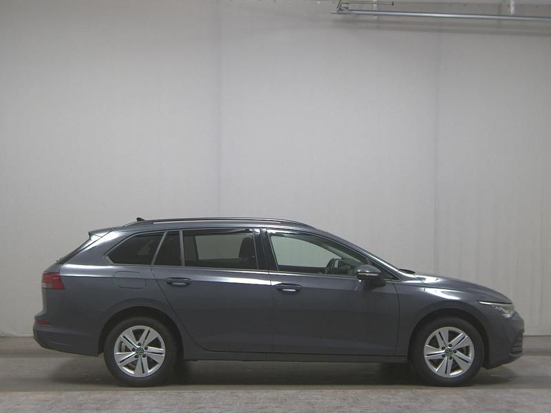 Gebraucht VW Golf VIII Life 150 PS (110 kW) 2024 Delfingrau metallic Kombi