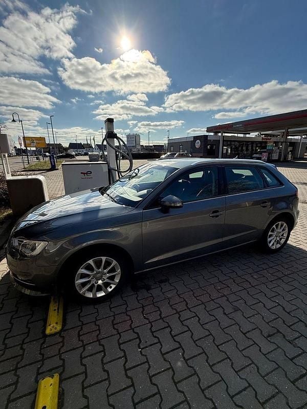 Gebraucht Audi A3 Sportback Attraction 110 PS (80 kW) 2015 Grau Kleinwagen