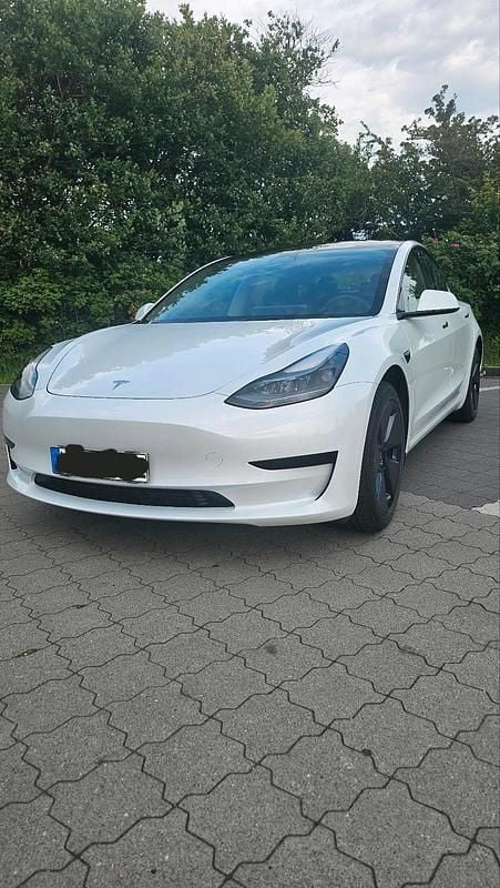 Weiß Gebraucht 2023 Tesla Model 3 Standard Range Limousine | 26.000 € (Superpreis) - Bild 1/4