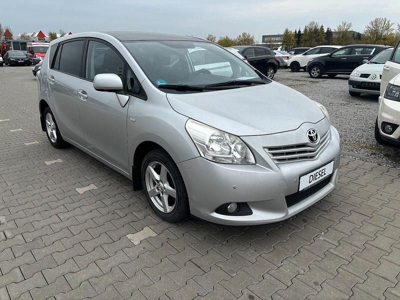 Gebraucht Toyota Verso Edition 126 PS (92 kW) 2011 Silber Van / Kleinbus