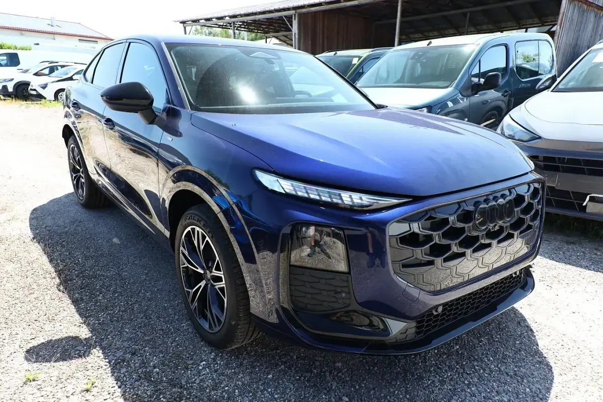 Neu Audi Q3 Sportback Ambiente 265 PS (194 kW) 2026 Navarrablau metallic SUV