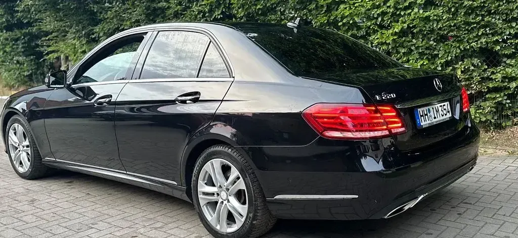 Gebraucht Mercedes E220 170 PS (125 kW) 2015 Schwarz Limousine