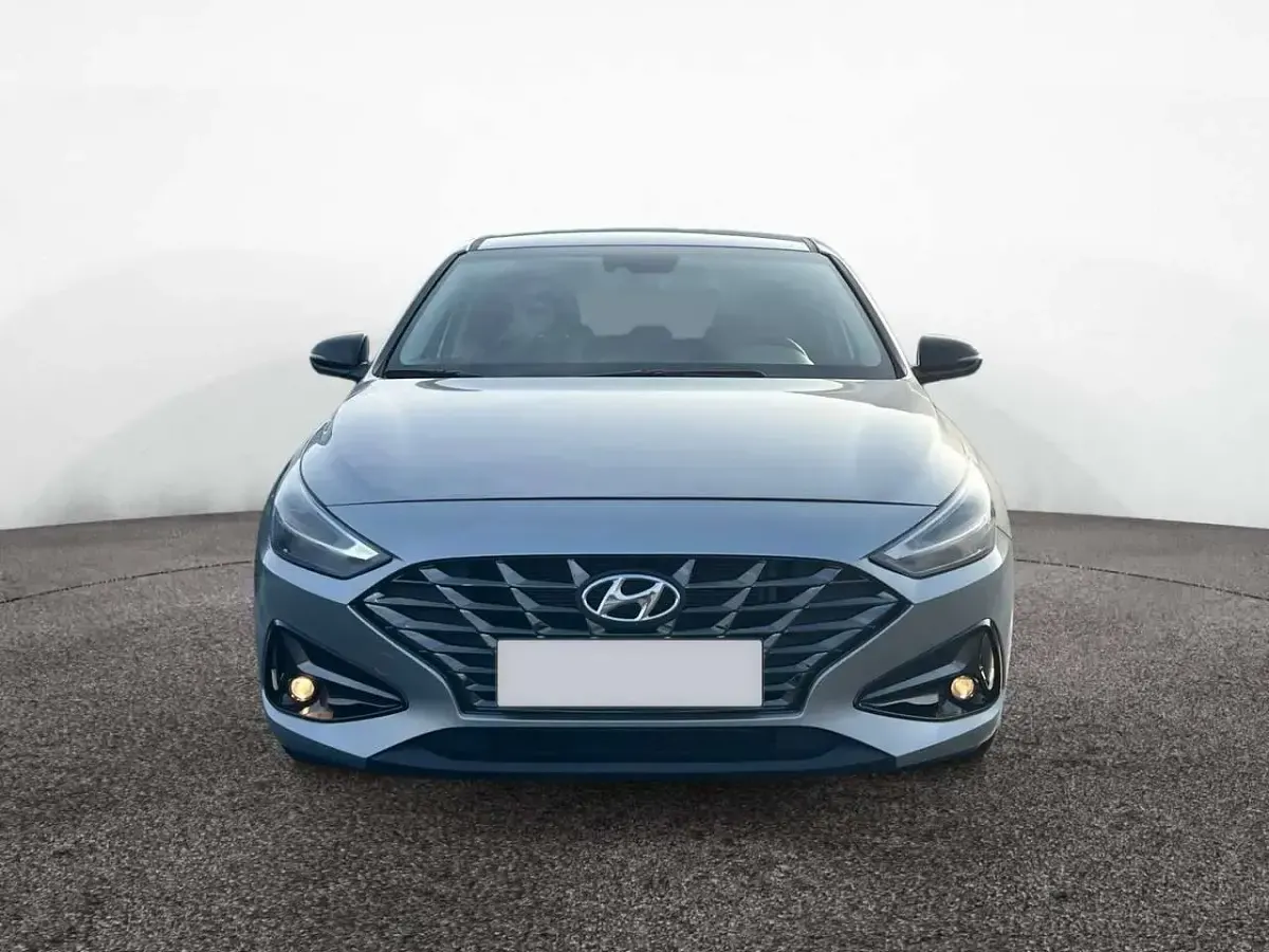Gebraucht Hyundai i30 120 PS (88 kW) 2024 Shimmering silver Limousine