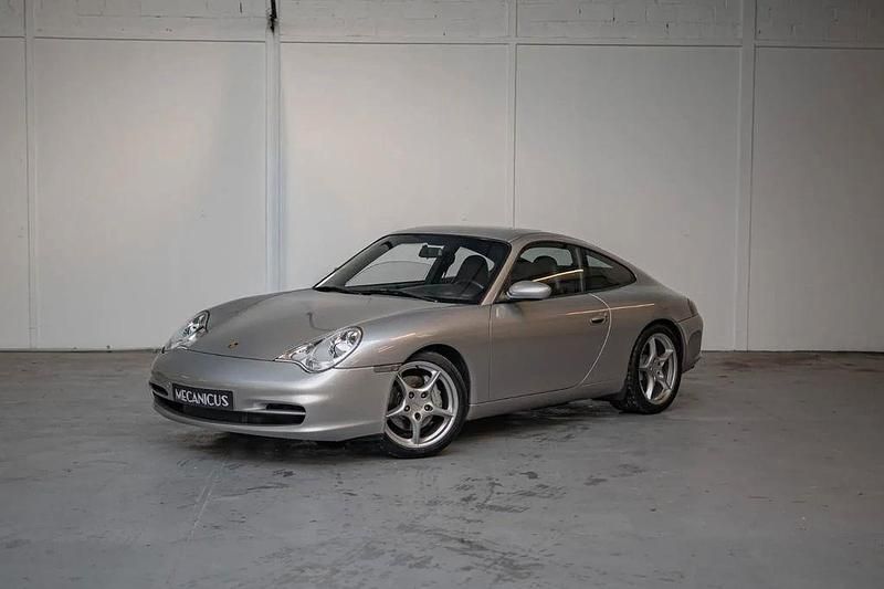 Grau Gebraucht 2002 Porsche 911 Carrera 4 Coupé | 36.900 € - Bild 1/4