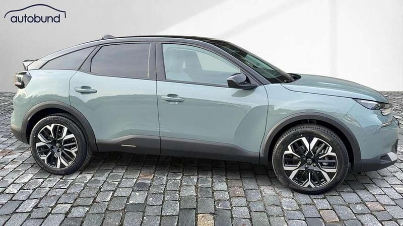 Neu Citroën C4 131 PS (96 kW) 2025 Grün SUV